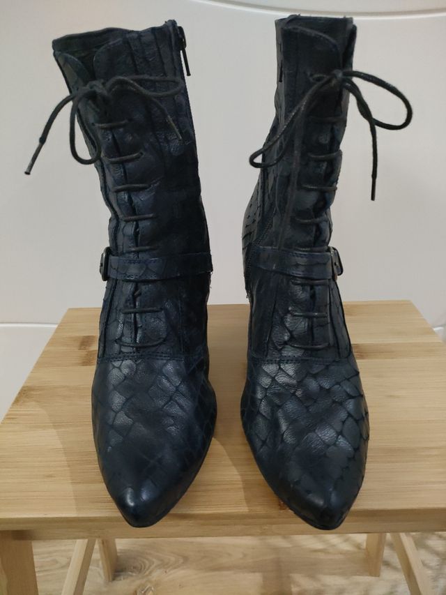 Botines de piel.