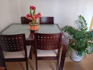 Mesa madera/cristal y 4 sillas