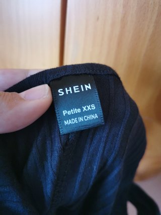 Mono negro de tirantes y pantalon corto