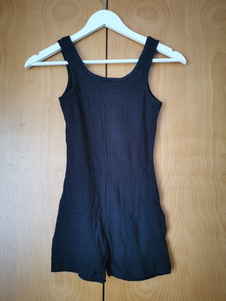Mono negro de tirantes y pantalon corto