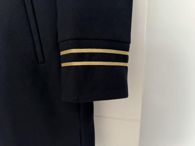 Abrigo marino con detalles dorados Zara. Talla M