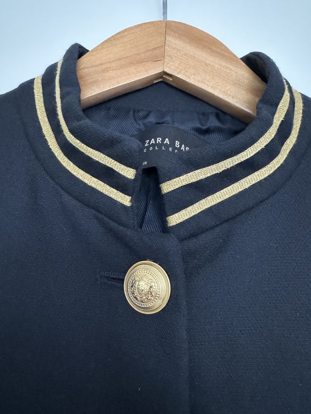 Abrigo marino con detalles dorados Zara. Talla M