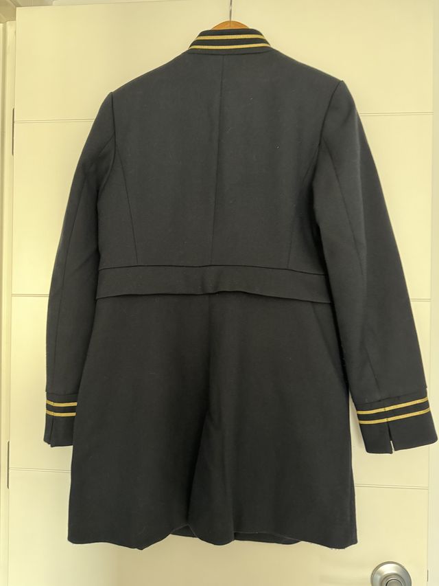 Abrigo marino con detalles dorados Zara. Talla M