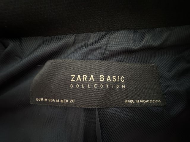 Abrigo marino con detalles dorados Zara. Talla M