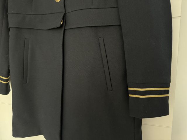 Abrigo marino con detalles dorados Zara. Talla M