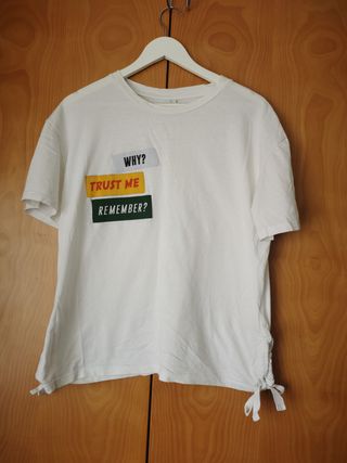 Camiseta blanca con serigrafia