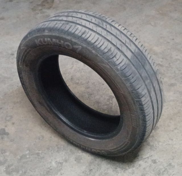 Neumático 205/60 R16 KUMHO rueda coche.