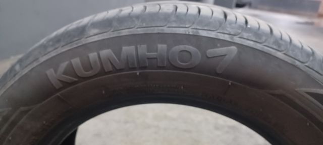 Neumático 205/60 R16 KUMHO rueda coche.