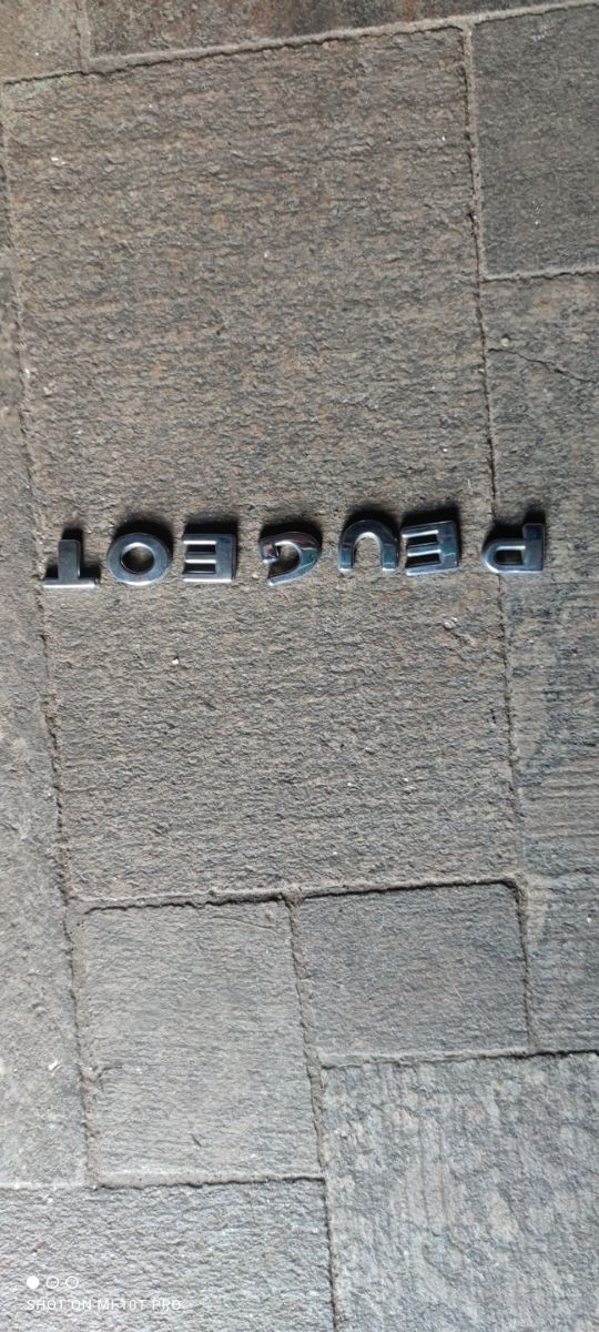 Anagrama logotipo letras Peugeot