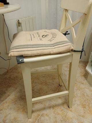 Taburetes de cocina Ikea blancos altos.