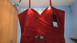 Vestido raso rojo sin estrenar, con etiqueta