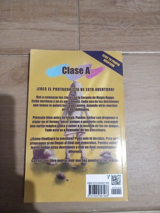 Tu primer día en la Escuela de Magia Hygge: Clase A (Elige tu propia aventura mágica) (Spanish Edition)