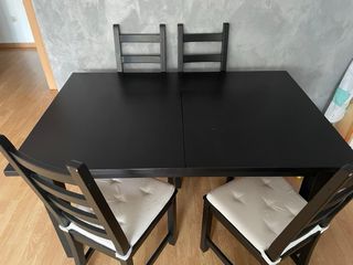 Se vende mesa de comedor y 4 sillas