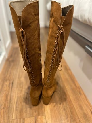 Botas altas ante camel