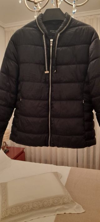 Chaqueta de plumas negra