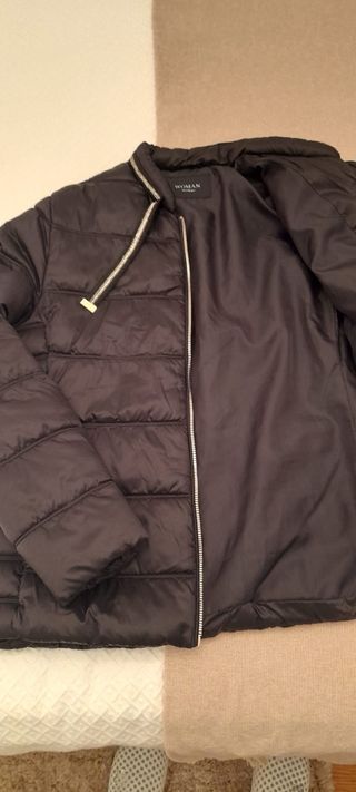 Chaqueta de plumas negra