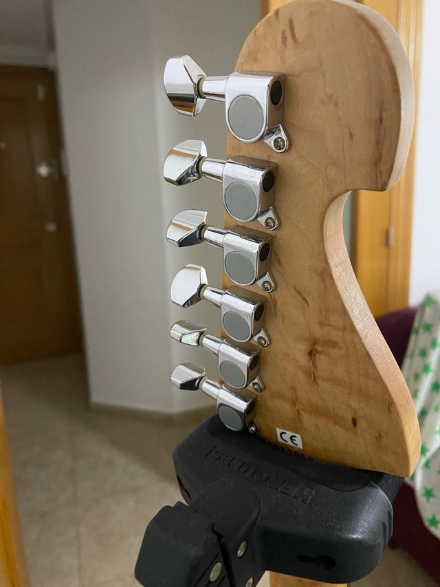 Guitarra Washburn N2 red wine