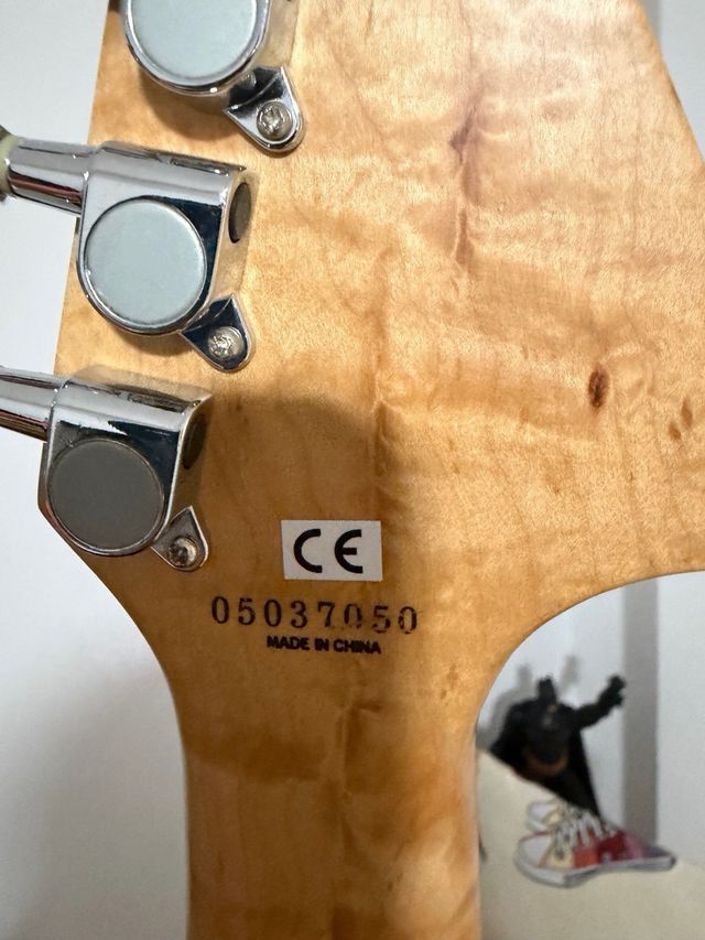 Guitarra Washburn N2 red wine