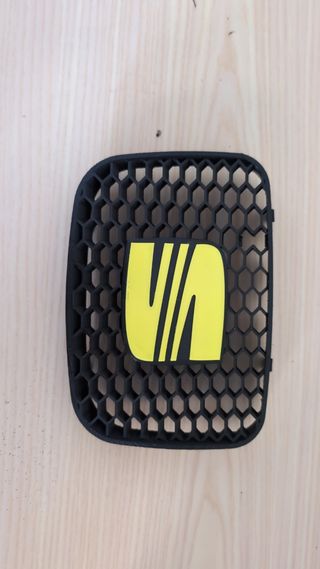 Rejilla abeja y logo amarillo león