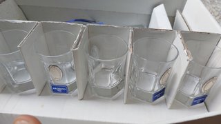 Set bottiglia di liquore e bicchieri