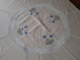 Faldón o cubremantel bordado mesa redonda