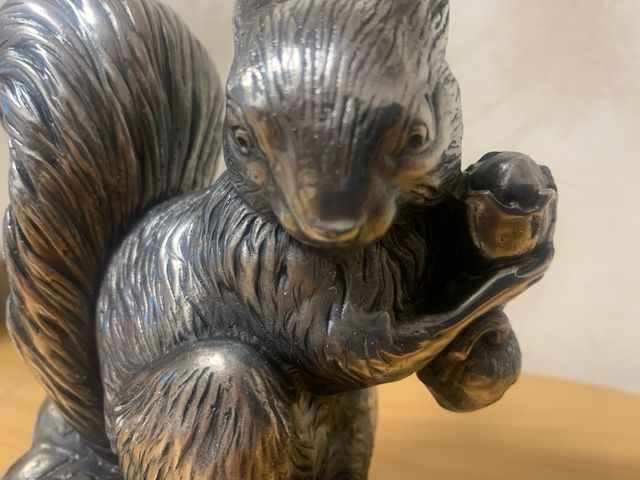 Estatuilla ardilla de bronce