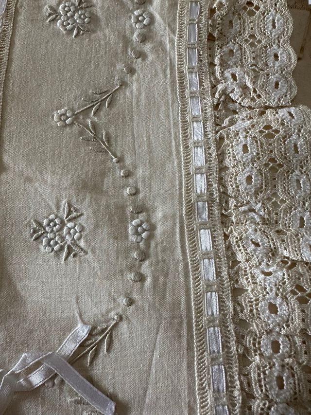 JUEGO DE CAMA BORDADO CON ENCAJE DE GANCHILLO