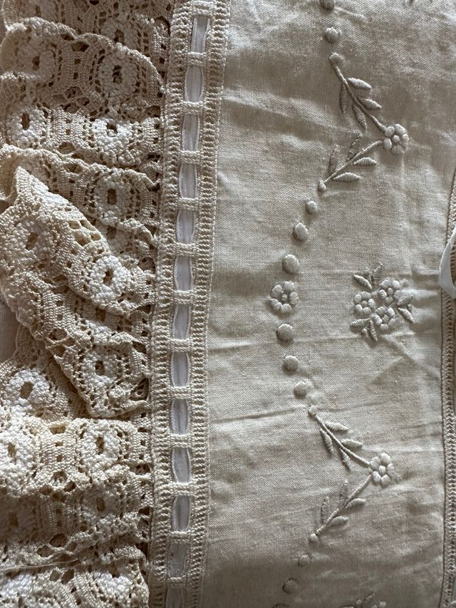 JUEGO DE CAMA BORDADO CON ENCAJE DE GANCHILLO