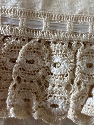 JUEGO DE CAMA BORDADO CON ENCAJE DE GANCHILLO