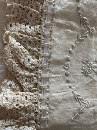 JUEGO DE CAMA BORDADO CON ENCAJE DE GANCHILLO