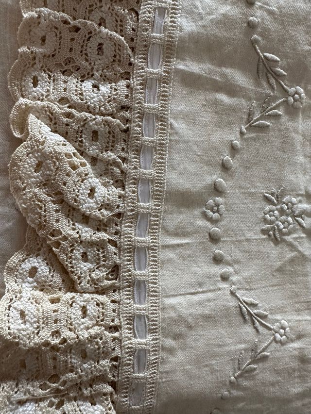 JUEGO DE CAMA BORDADO CON ENCAJE DE GANCHILLO