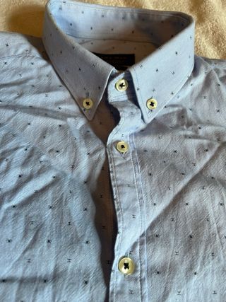 Camisa azul topos