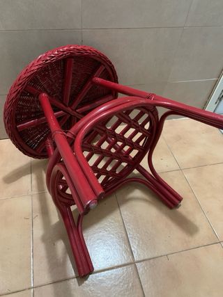 Mesa,tiene cristal encima tambien