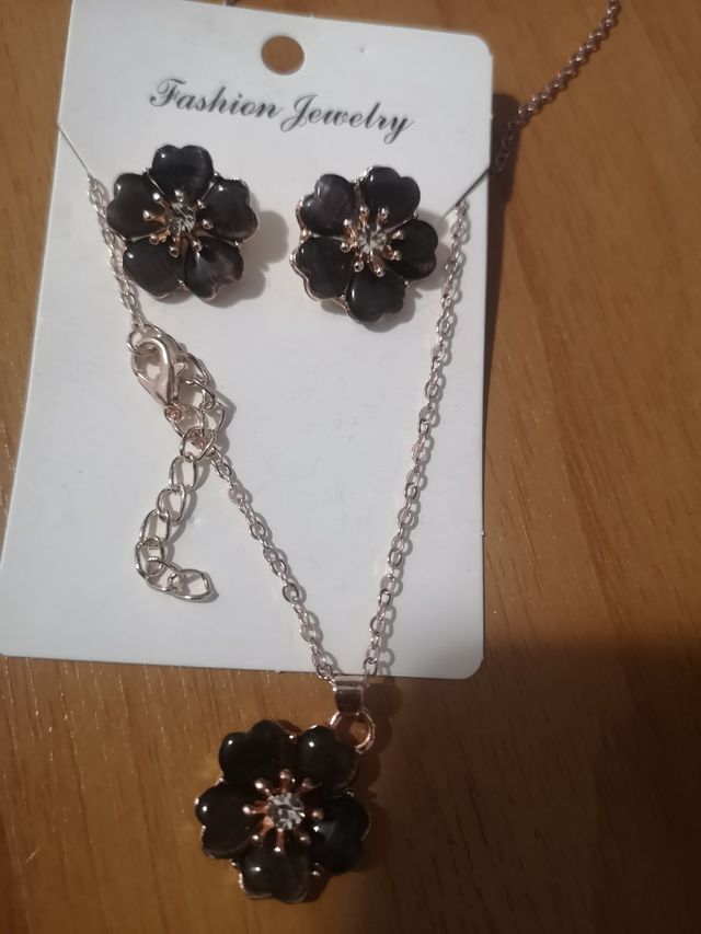 Set collana orecchini fiore nero