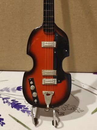 Miniatura strumento musicale basso 