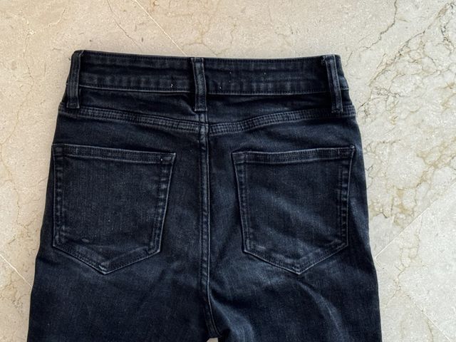 Pantalón vaquero pitillo negro de Mango. Talla 32