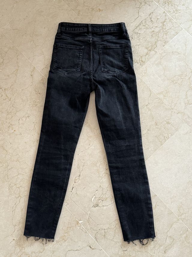 Pantalón vaquero pitillo negro de Mango. Talla 32