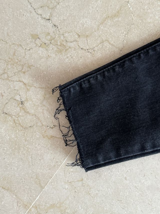 Pantalón vaquero pitillo negro de Mango. Talla 32