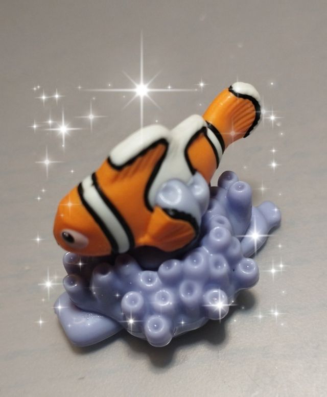 Nemo muñeco huevo Kinder