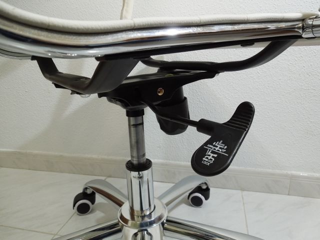 ​​Silla de dirección marca Adec de polipiel