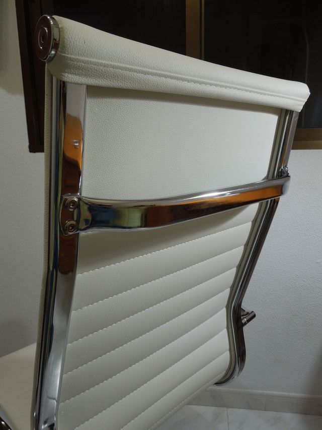 ​​Silla de dirección marca Adec de polipiel