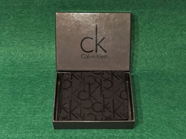 Cartera color negro marca CALVIN KLEIN.