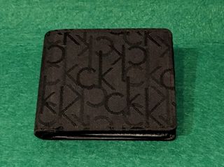 Cartera color negro marca CALVIN KLEIN.