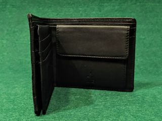 Cartera color negro marca CALVIN KLEIN.