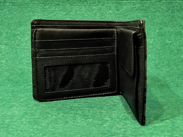 Cartera color negro marca CALVIN KLEIN.