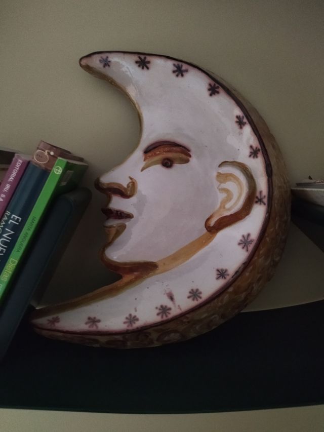 Luna de cerámica. Artesanía