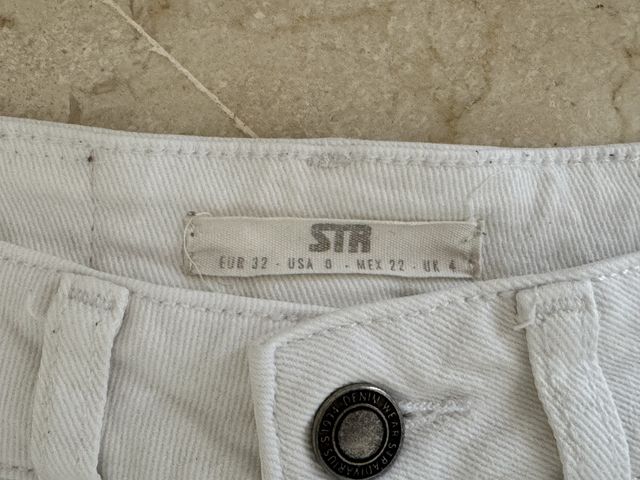 Pantalón vaquero blanco de Stradivarius. Talla 32
