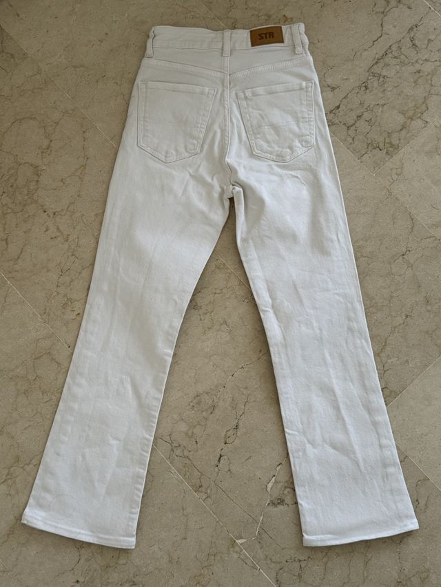 Pantalón vaquero blanco de Stradivarius. Talla 32