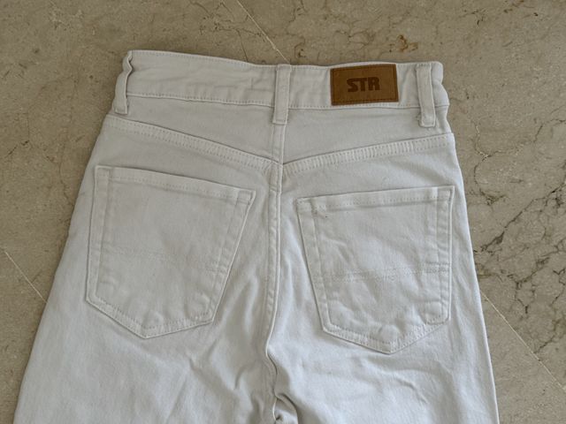 Pantalón vaquero blanco de Stradivarius. Talla 32