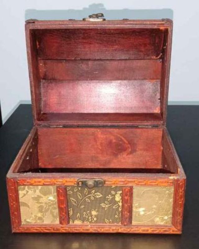Baul pequeño de madera y latón